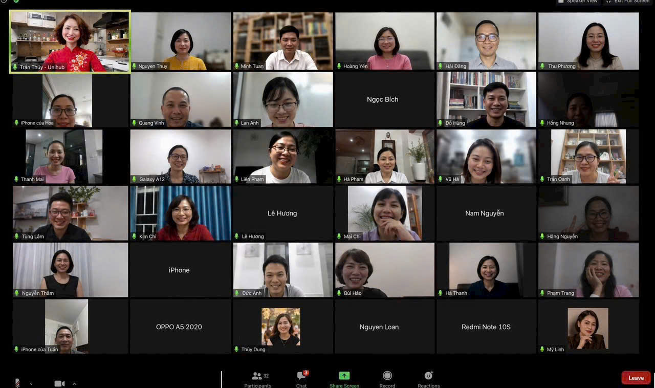 Ảnh chụp buổi Zoom thật khác, chị Thúy cùng học viên